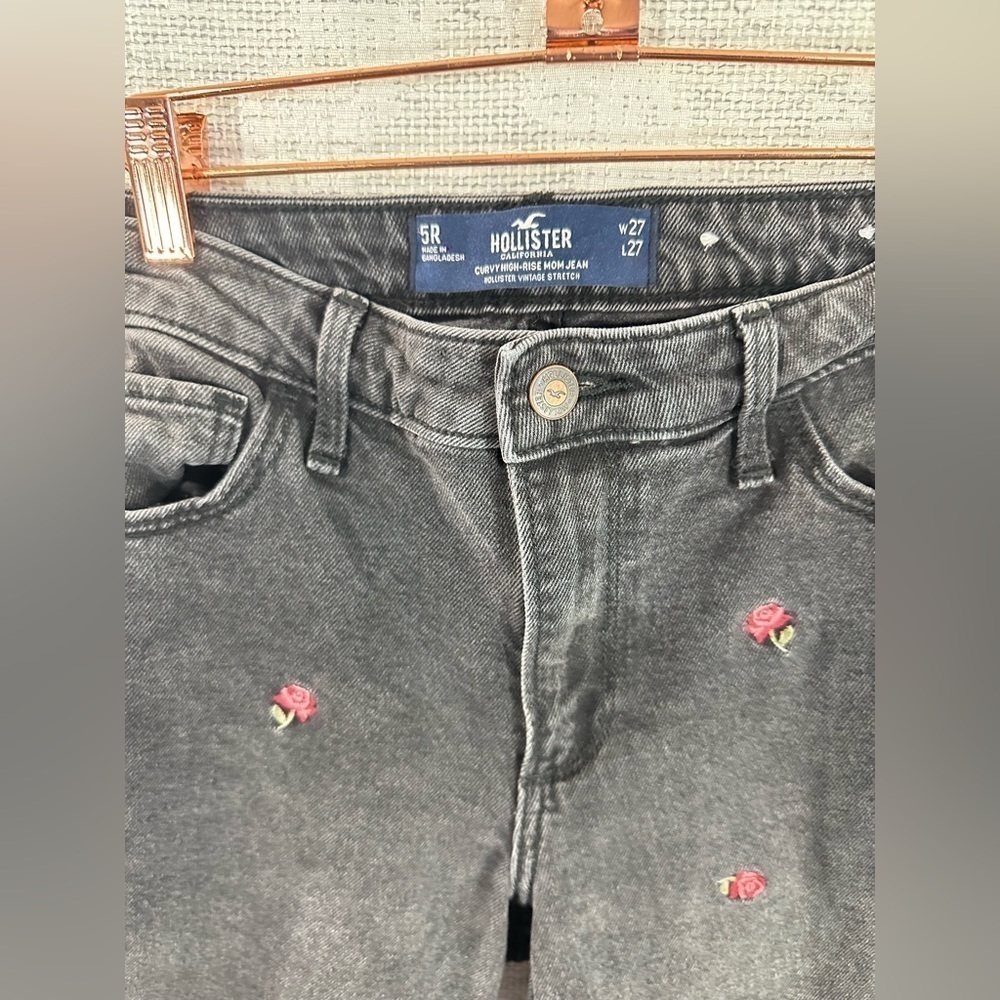 Hollister Curvy High rise mom jeans with floral embroidery size 27 - Picture 3 of 6
